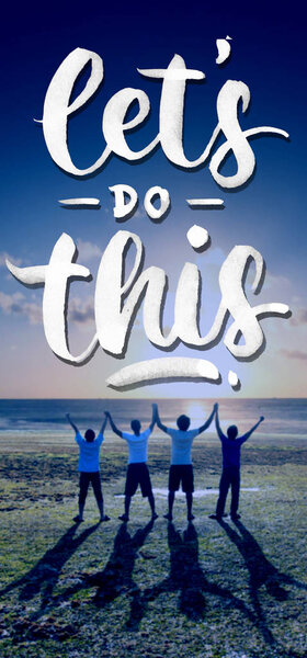 четыре друга, стоящих на пляже
 