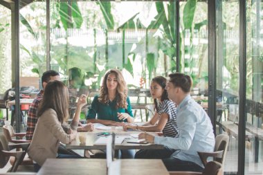 Bir kafede beyin fırtınası Toplantı