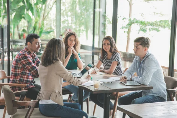 Kreativ brainstorming i café — Stockfoto