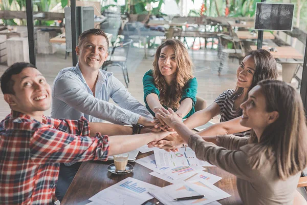 Reunión de lluvia de ideas en un café — Foto de Stock