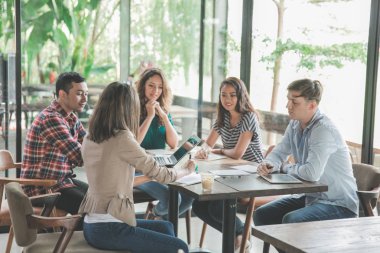 Bir kafede beyin fırtınası Toplantı