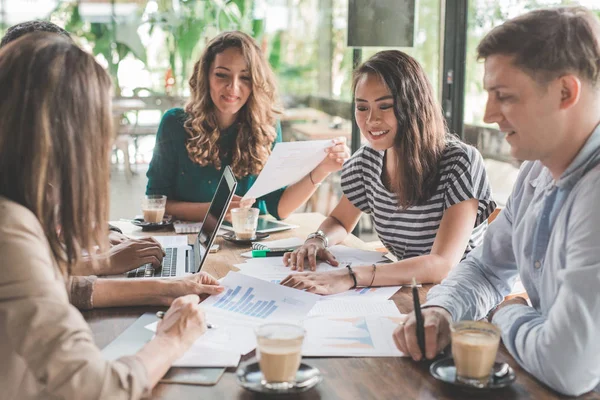 Brainstorming möte på ett café — Stockfoto