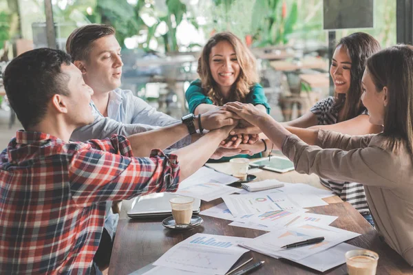 Riunione di brainstorming in un caffè — Foto Stock