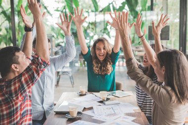 yaratıcı iş ekip çalışması onların birlikte kaldirsin