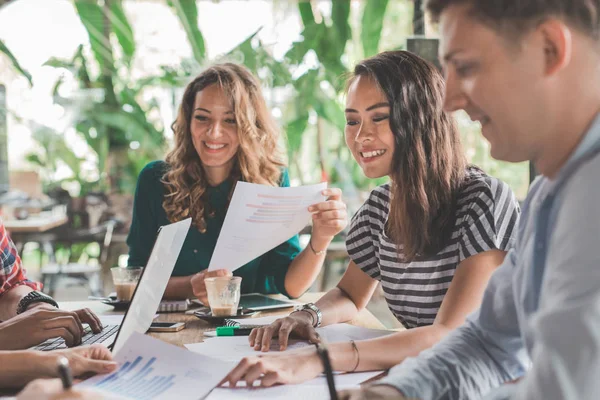 Toplantı kafede beyin fırtınası tasarımcıları