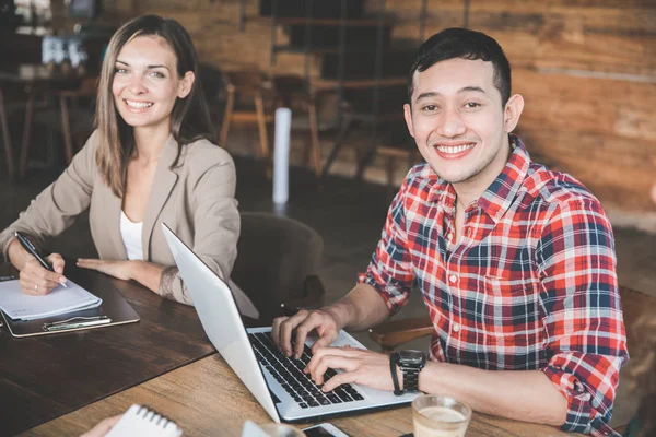 Partners zitten in Cafe — Stockfoto