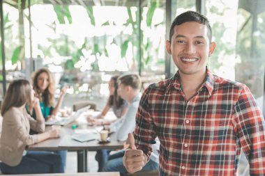 bir kafede toplantı işçi