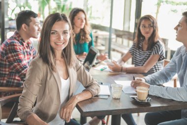 iş kadını ve toplantı sırasında ekibi