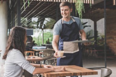 Garson kahve bir müşteriye hizmet veren