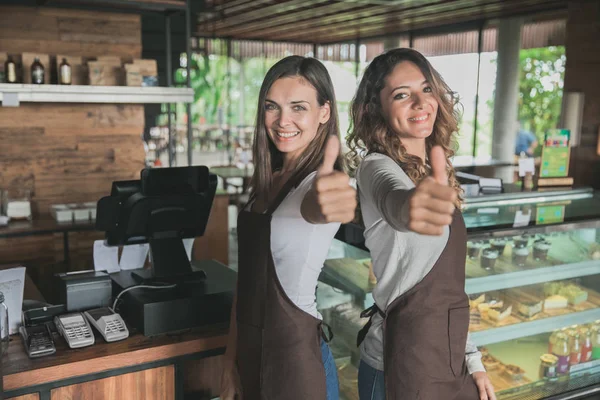 Empregada de mesa mostrando polegar para cima — Fotografia de Stock