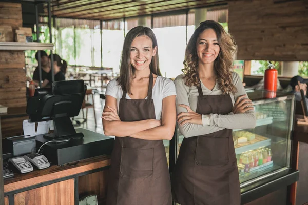 Właściciel dwóch pięknych kobiet café uśmiechający się Dumnie — Zdjęcie stockowe