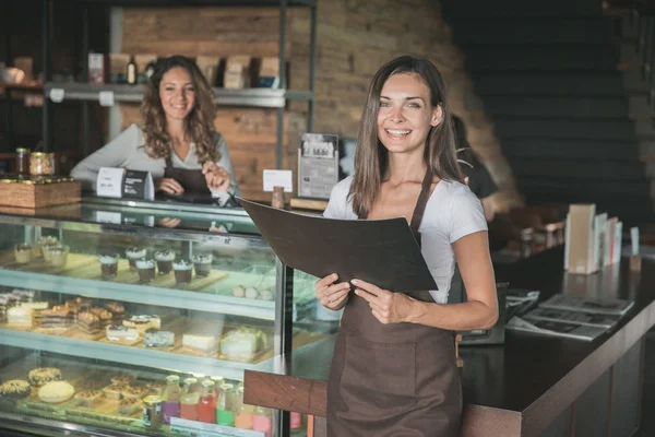 Gelukkig vrouwelijke serveerster — Stockfoto