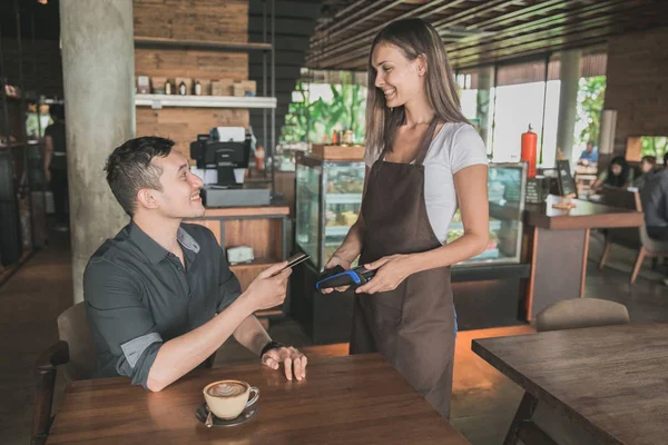 Clientes pagando facturas — Foto de Stock