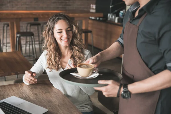 Tevreden klant krijgen haar koffie — Stockfoto