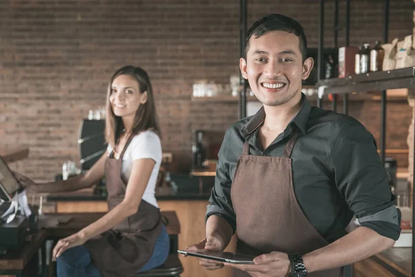 Propietario de la cafetería con la tableta PC — Foto de Stock