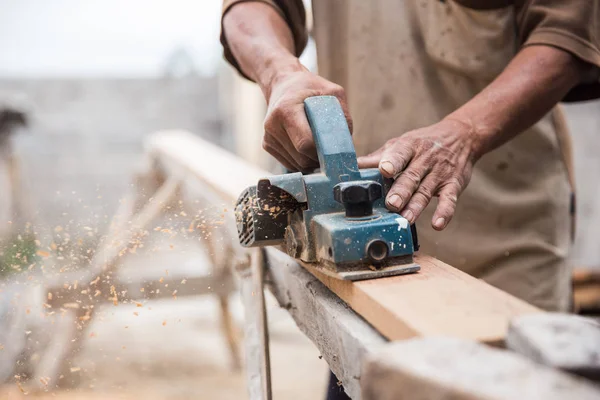 Arbeiter schleift Holz — Stockfoto