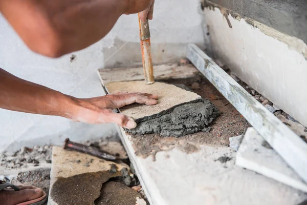 Trabajador instalación de baldosas de roca —  Fotos de Stock