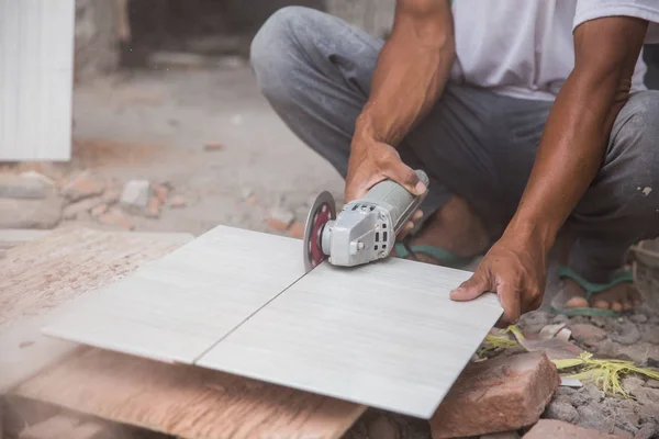 Arbeiter schneiden Fliesen — Stockfoto