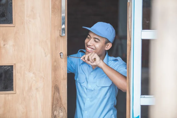 Arbeiter beim Einbau von Türen — Stockfoto