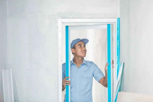 Arbeiter beim Einbau von Türen — Stockfoto