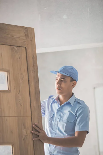 Arbeiter beim Einbau von Türen — Stockfoto
