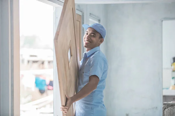 Trabajador instalando puertas —  Fotos de Stock