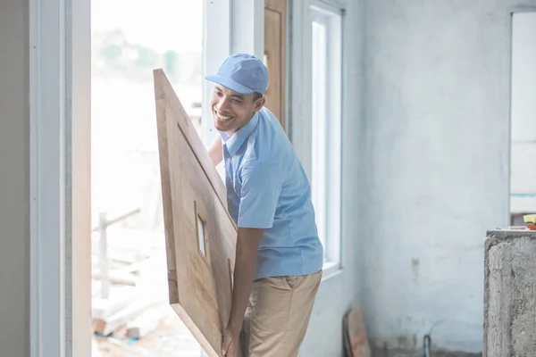 Arbeiter beim Einbau von Türen — Stockfoto