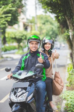 sürücü ve yolcu başparmak gösterilmesini