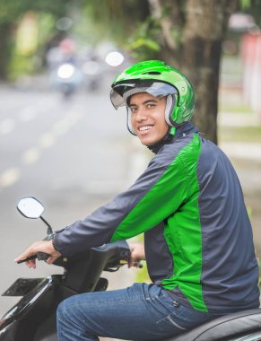 adam iş ticari motosiklet sürücüsü olarak