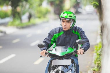 adam iş ticari motosiklet sürücüsü olarak