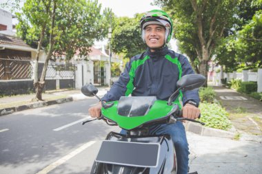 adam iş ticari motosiklet sürücüsü olarak