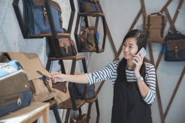 hareket eden telefon içinde onun moda mağaza konuşuyor işletme sahibi