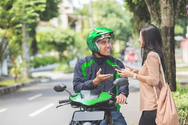 Woman ordering commercial motorcycle taxi — Stock Photo, Image