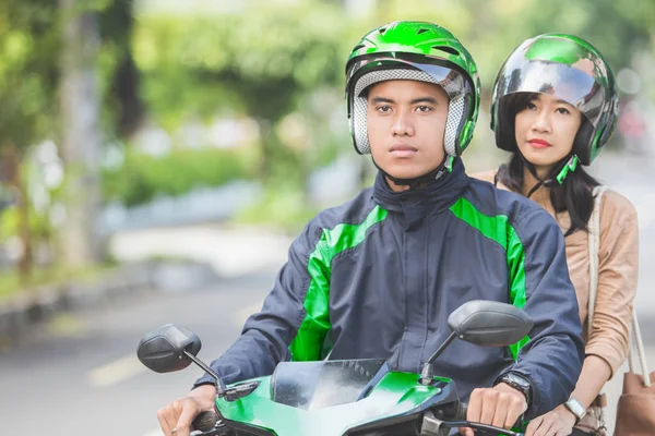 Mototaxista levando passageiro — Fotografia de Stock