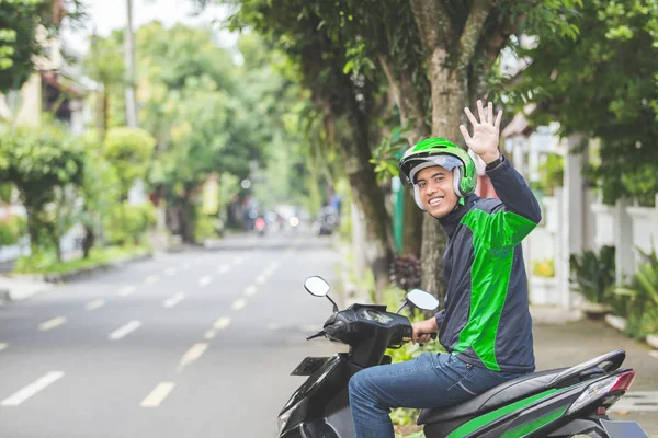 Uomo lavoro come autista di moto commerciale — Foto Stock