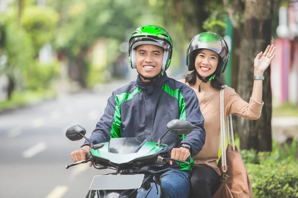 Passagier winkt zum Abschied — Stockfoto