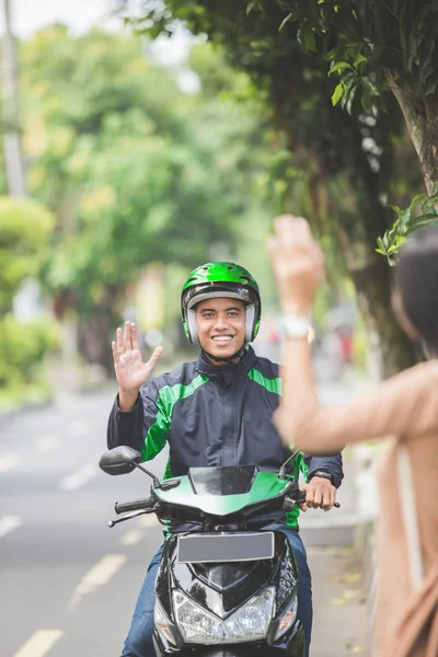 Frau bestellt Motorrad-Taxi — Stockfoto