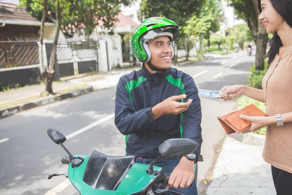 Customer pay for ride to driver — Stock Photo, Image