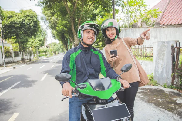 Pasajero dirigiendo moto taxista — Foto de Stock