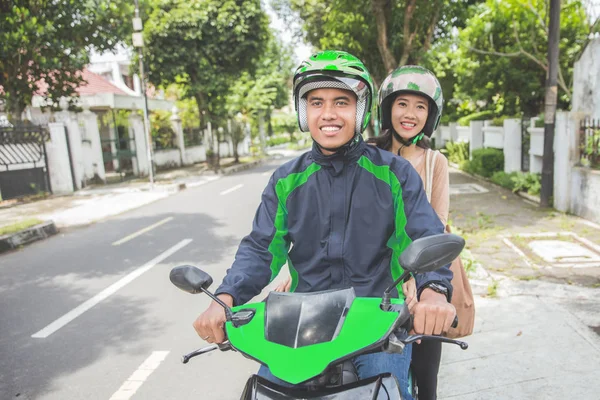 Komerční motocykl taxikář s jeho spolujezdce na ni de — Stock fotografie