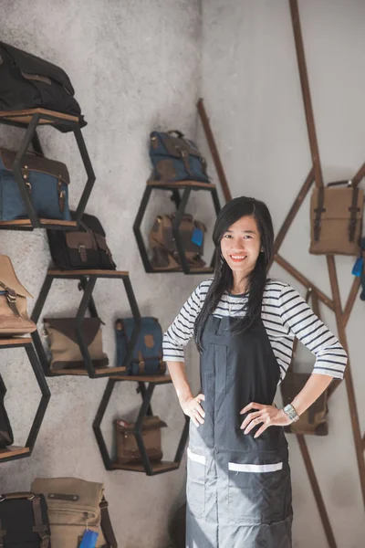 Vrouwelijke ondernemer in een tas winkel — Stockfoto