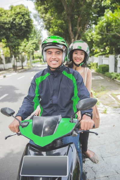 Gewerblicher Motorrad-Taxifahrer bringt seinen Fahrgast zu ihr — Stockfoto