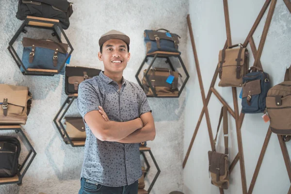 Aziatische mannelijke ondernemer in een tas winkel — Stockfoto