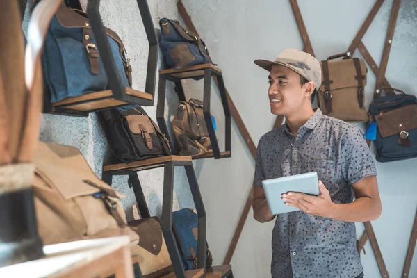 De eigenaar van de winkel met tablet — Stockfoto