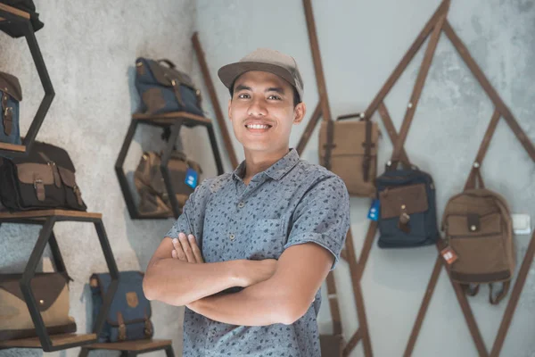 Affärsinnehavaren på sin väska butik — Stockfoto