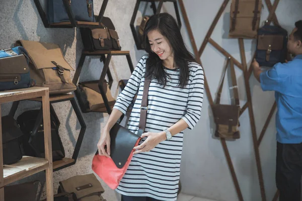 Jonge Aziatische vrouw op zak store — Stockfoto