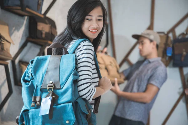 Молодая азиатка в магазине сумок — стоковое фото