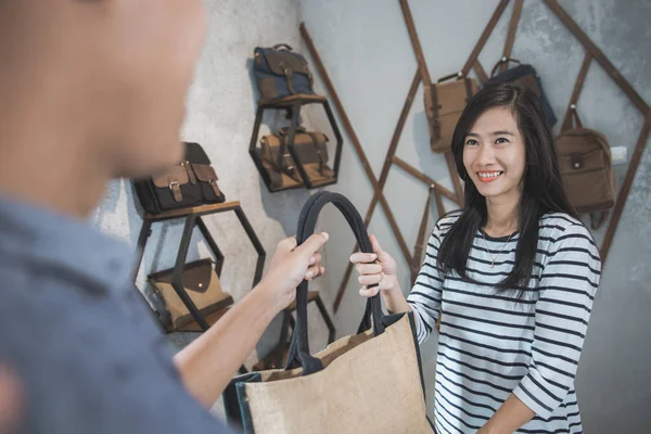 Homem comprando um saco novo — Fotografia de Stock