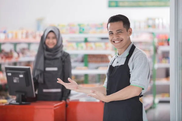 Männlicher Ladenbesitzer begrüßt Kunden — Stockfoto