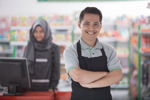 Supermarktbesitzer lächelt in die Kamera — Stockfoto